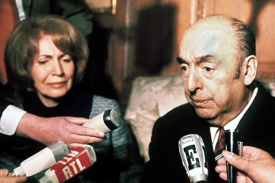 Pablo Neruda responde a las preguntas de la prensa al anunciarse que había ganado el Nobel de Literatura, en octubre de 1971; lo acompaña su esposa.