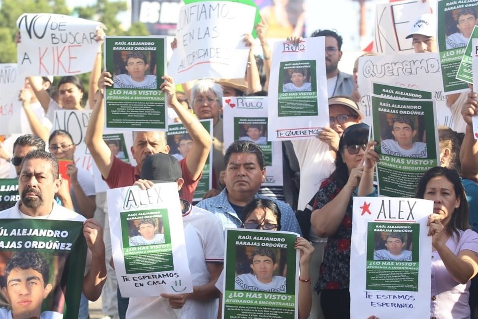 Familiares de Enrique Esparza y Raúl Alejandro Barajas se manifestaron en la Glorieta de las y los Desaparecidos exigiendo su aparición.