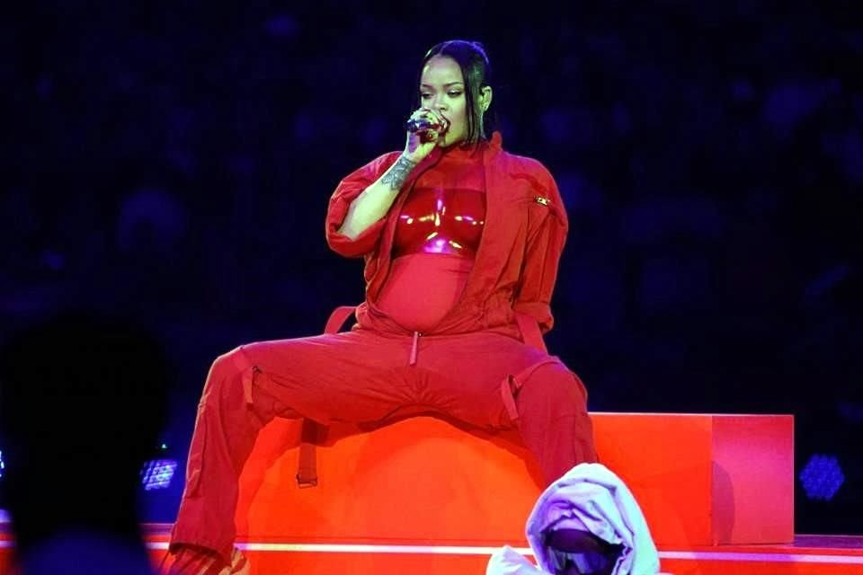 Rihanna una vez más ha causado controversia en internet por presuntamente hacer playback en su presentación del Super Bowl.