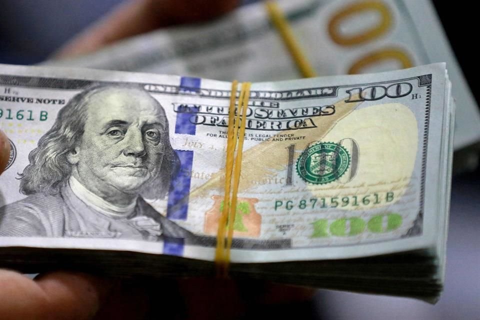 El dólar alcanzó su precio más bajo desde septiembre de 2017 en el mercado internacional.