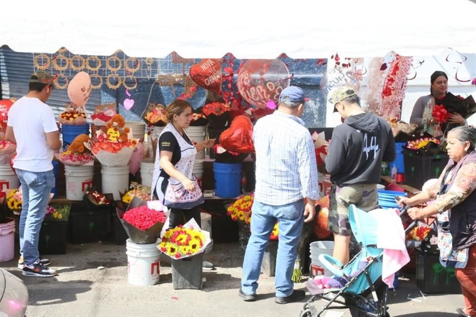 Traslado, cambio climático y fertilizantes, entre otros factores, encarecieron las rosas en la Zona Metropolitana de Guadalajara.