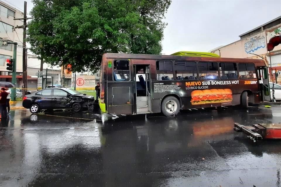 Tras el choque inicial, la unidad urbana salió proyectada contra tres vehículos estacionados.