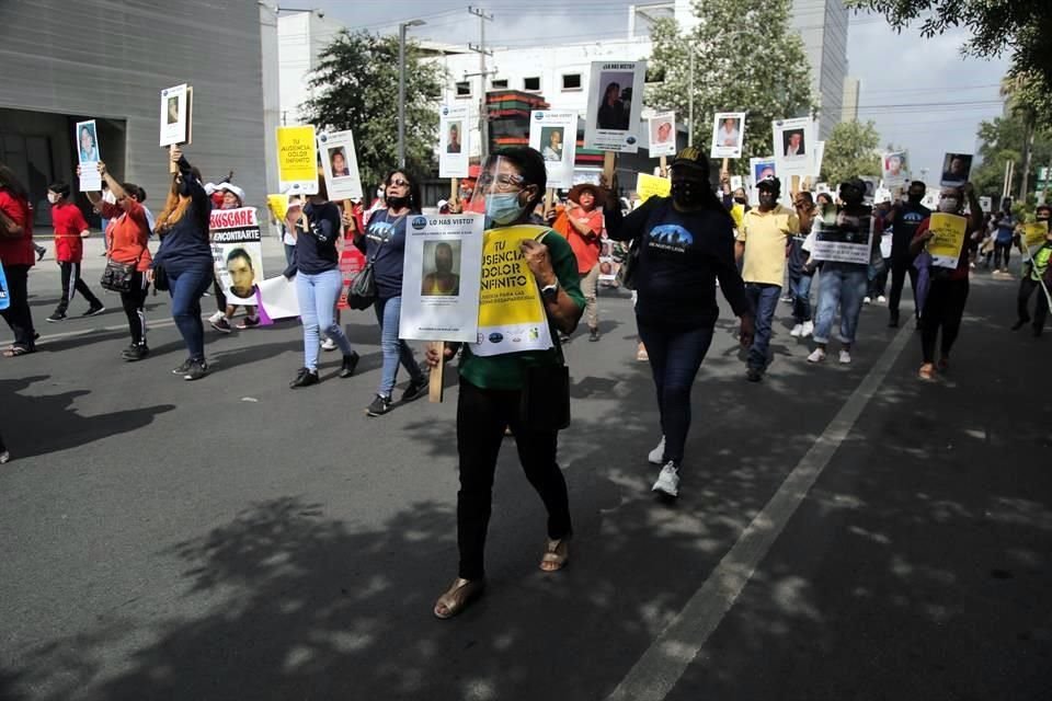 A las 10:00 horas, un contingente de aproximadamente 400 asistentes se reunió en Ocampo y Cuauhtémoc, en el Centro, para exponer un mural con los nombres de 293 desaparecidos del 2005 al 2021.