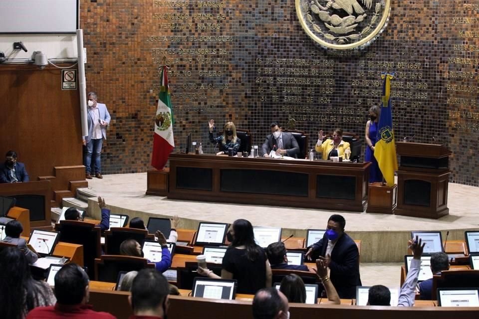 De los 17 aspirantes aprobados para el cargo de contralor interno del Congreso del Estado, nueve tienen vínculo partidista.