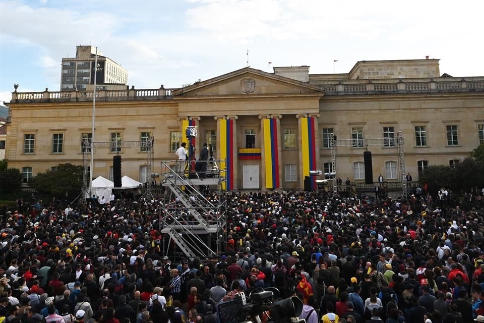 Seguidores escuchan al Presidente Gustavo Petro dar un discurso frente al palacio presidencial.