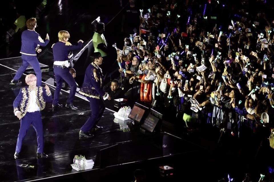 Las coreografías de la banda pusieron a bailar a varios seguidores.