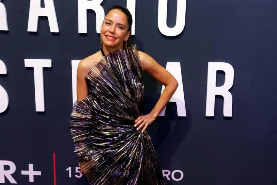 Ana Claudia Talancón, muy sonriente en la gala de estreno.