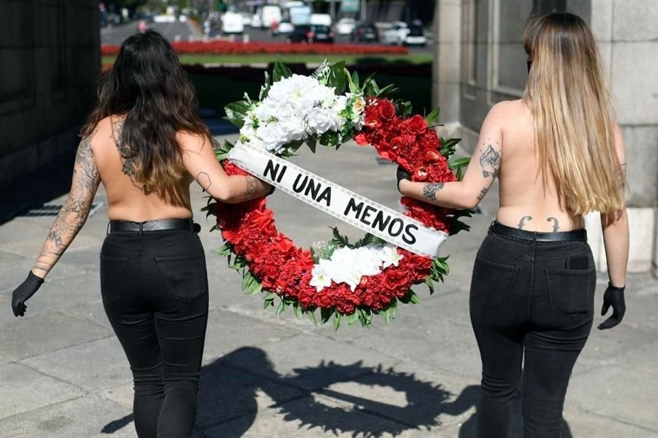 Mujeres durante una protesta en 2020 contra la violencia doméstica en Madrid.