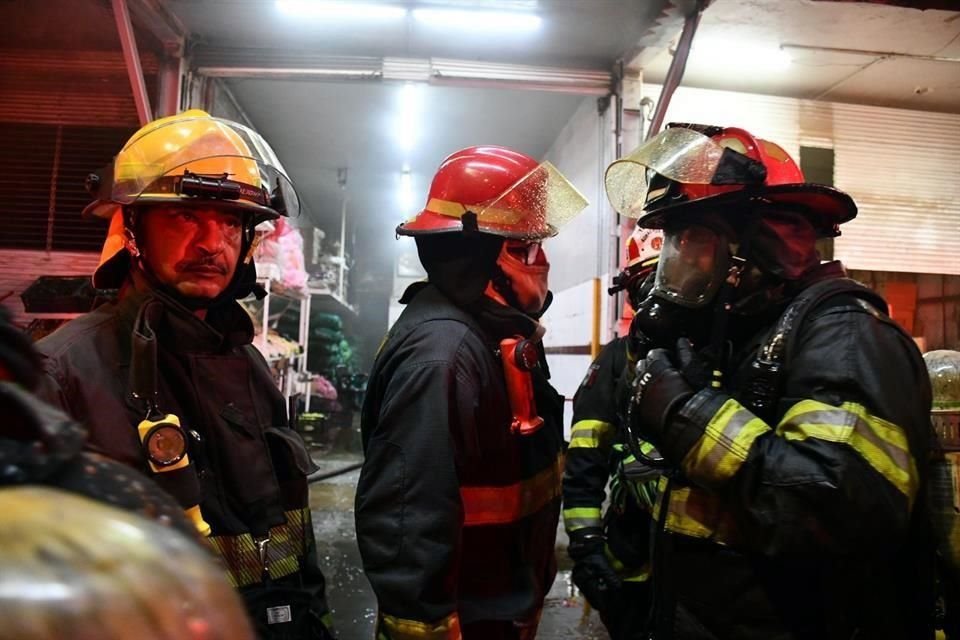 Un incendio en una bodega de chiles en el Mercado de Abastos movilizó a bomberos tapatíos; solo dejó daños materiales.