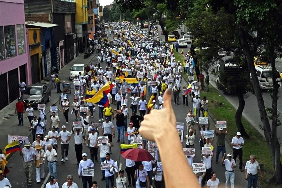 Cientos marchan contra las petroreformas.