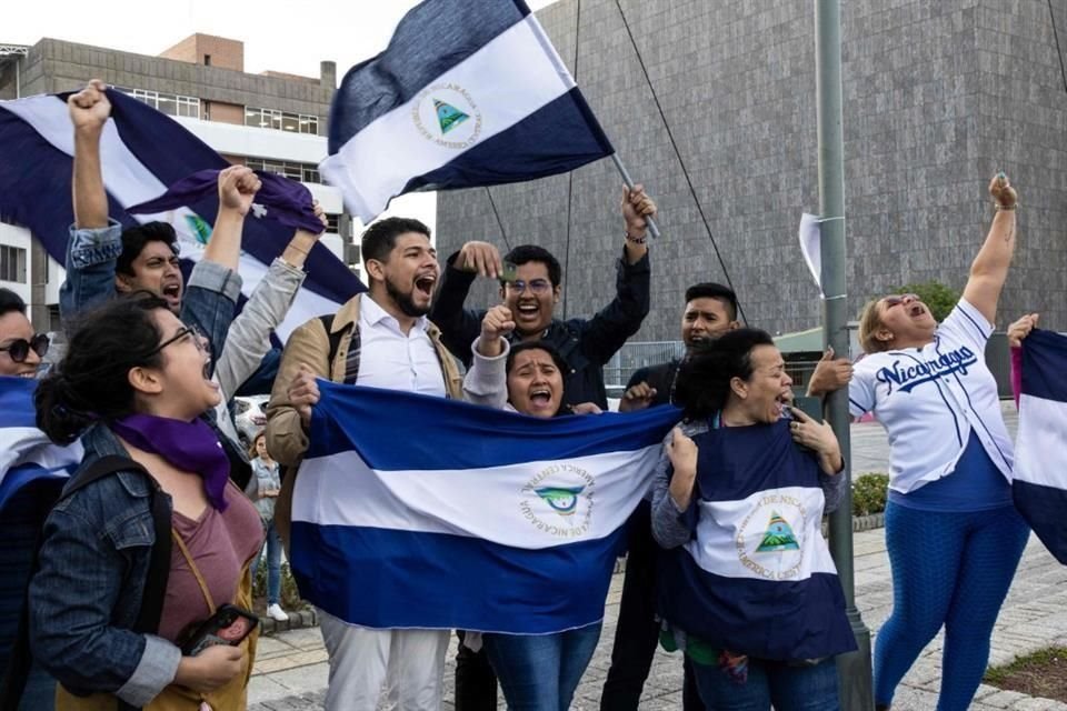 Los nicaragüenses que viven en el exilio en Costa Rica celebran después de que Nicaragua liberó a más de 200 opositores detenidos y los expulsó a Estados Unidos.