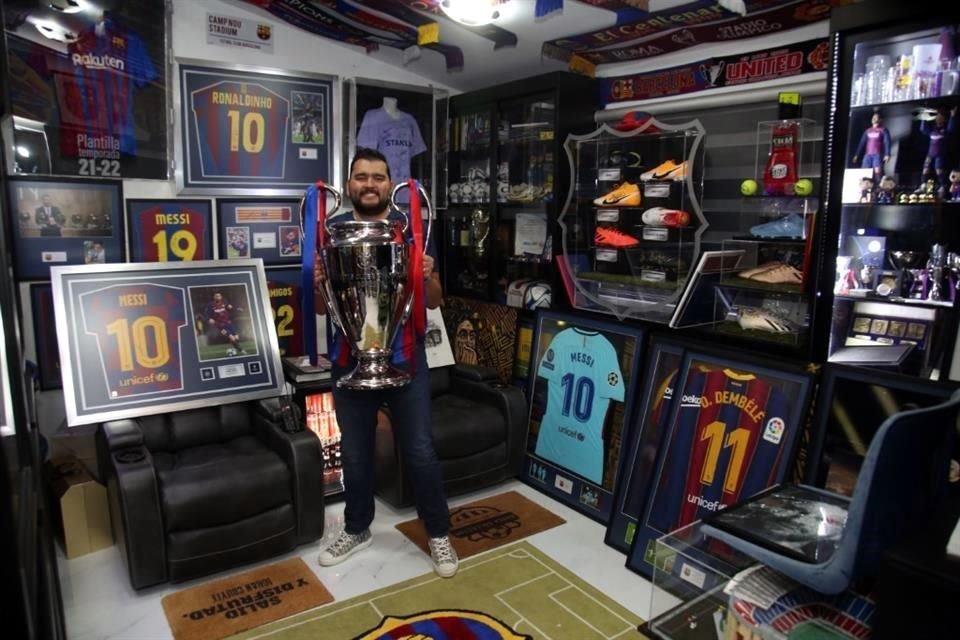 El tapatío David Coutiño es el propietario de centenares de jersey y productos únicos y limitados del Barcelona en todo el mundo.
