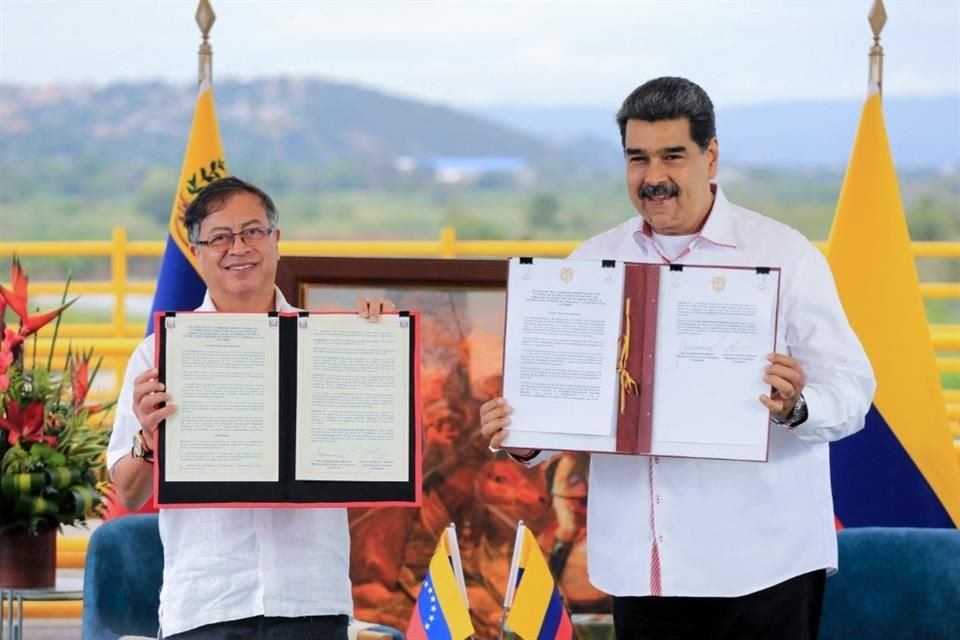 Los Presidentes de Venezuela y Colombia se juntaron para firmar un acuerdo comercial.