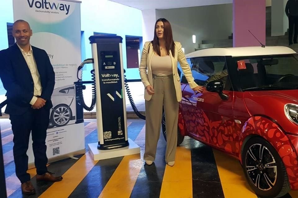 Lorenzo Ortego, director general de Voltway y Nazareth Black, CEO de la armadora mexicana Zacua, junto a su vehículo eléctrico, conectado al cargador de Voltway.