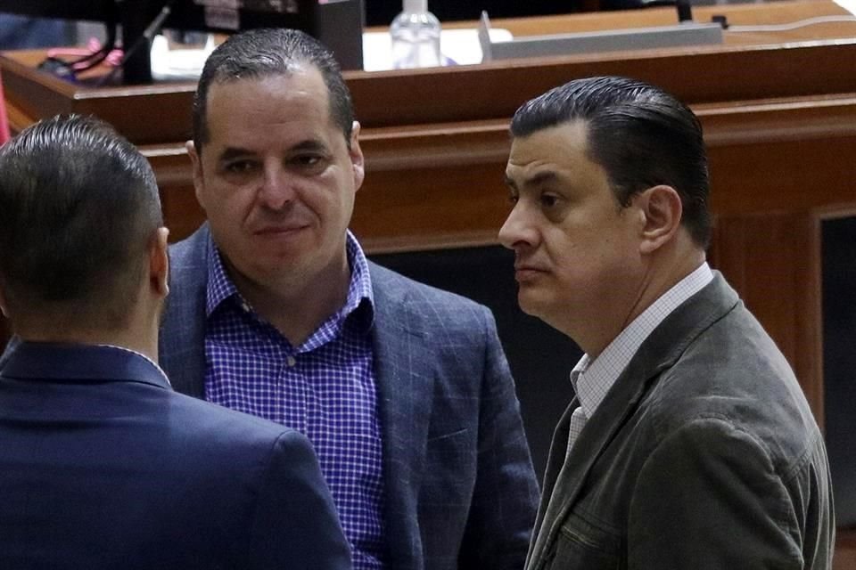 Los diputados Enrique Velázquez (izq.) y José María Martínez se dijeron a favor de la 'limpia', pero con respeto a los derechos laborales de los empleados.