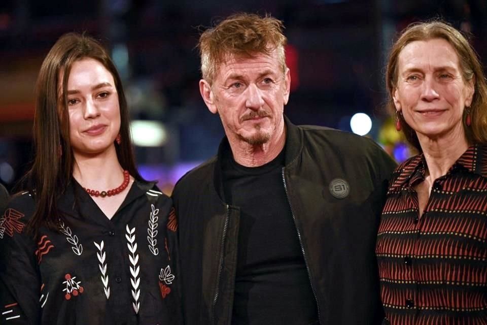 Sean Penn posa con otros invitados cuando llegan a la alfombra roja para el estreno de la película 'Superpower'