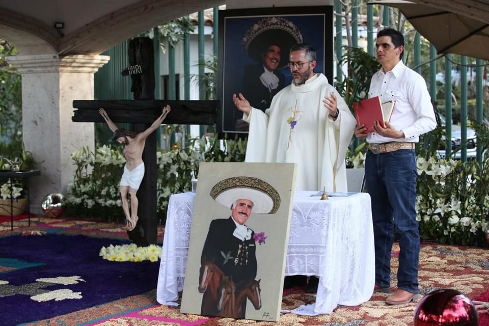 El padre Juan Pablo Godínez Ceja ofició la misa.