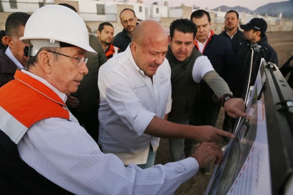 Rolando Valle, Enrique Alfaro y Hugo Luna, durante el recorrido de supervisión de la L4.