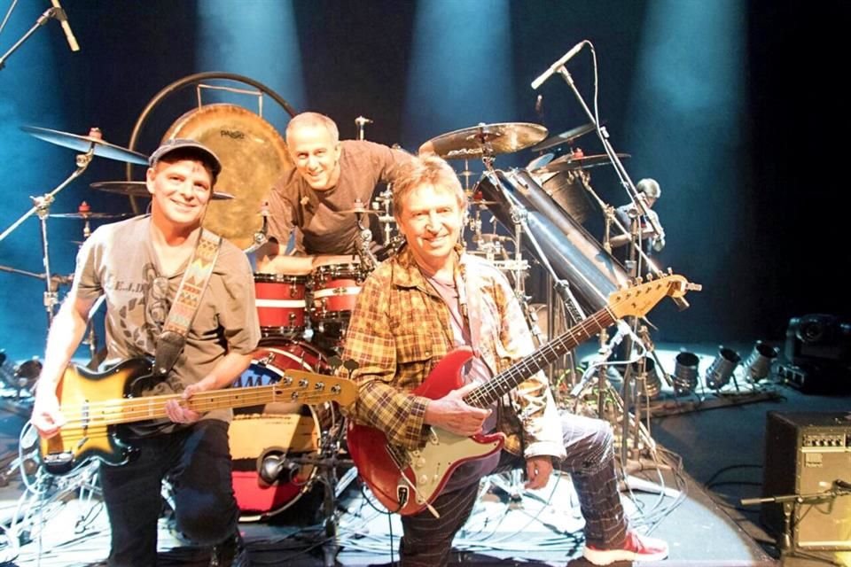 Los brasileños Rodrigo Santos (voz y bajo) y João Barone (batería) le dan nueva vida a The Police junto a Andy.
