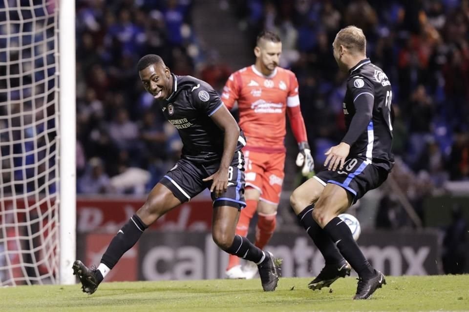 Gonzalo Carneiro (izq.) respondió con un gol.