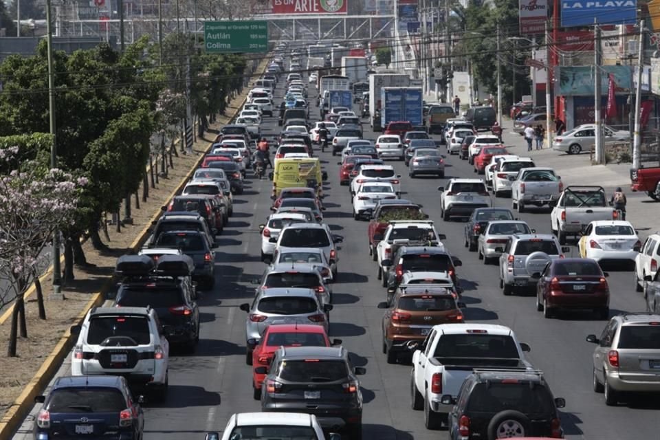 El congestionamiento en López Mateos Sur no tiene una solución mágica, pero vecinos presentaron acciones que, a corto plazo, ayudarían a mitigar el tráfico.