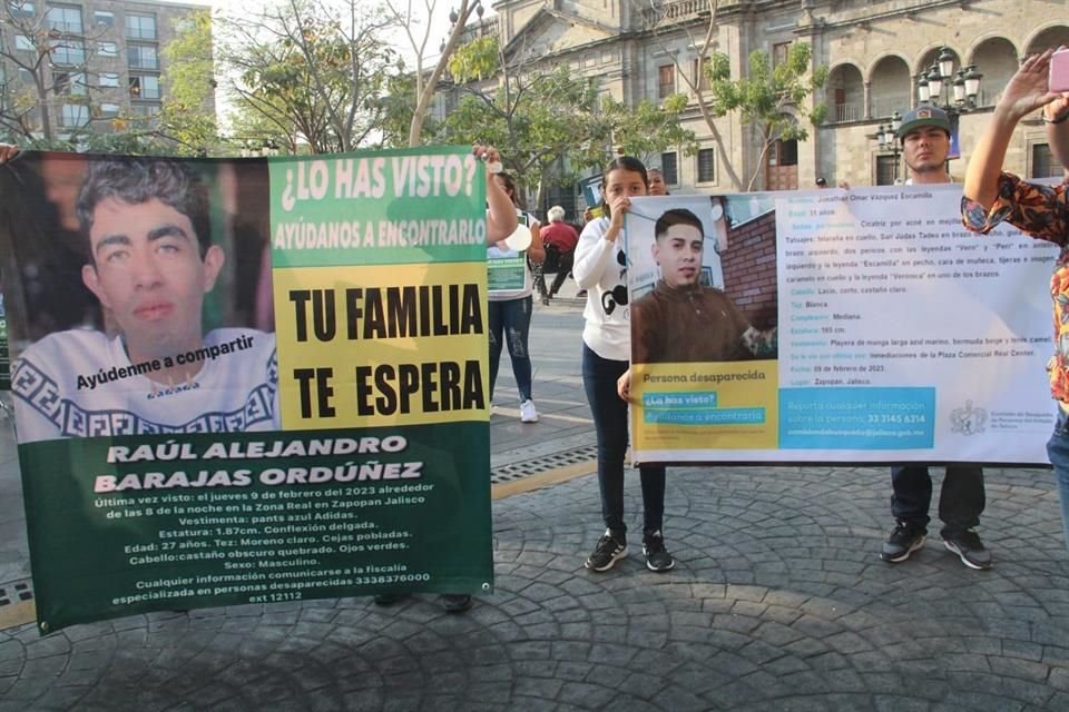 Por cuarta ocasión hubo una marcha para exigir la localización de Raúl Alejandro Barajas Ordúñez, Jonathan Omar Vázquez Escamilla y Enrique Esparza Ochoa, desaparecidos en Zona Real de Zapopan.