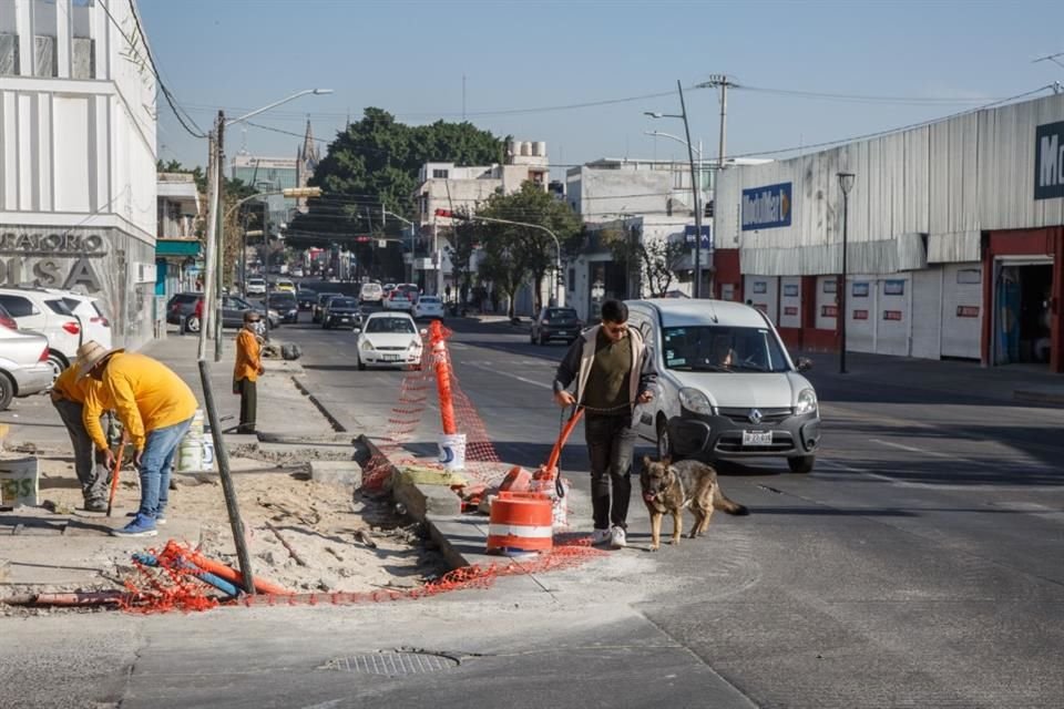 En la obra de las avenidas Enrique Díaz de León y Niños Héroes no existen caminos alternos ni confinamiento seguro para peatones.