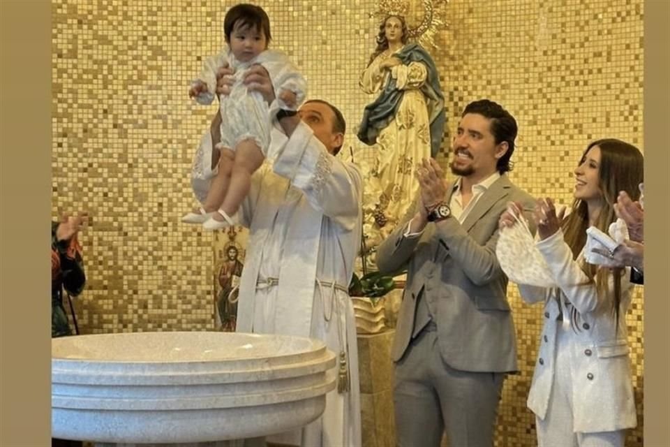 Mía, hija de Alex Fernández y nieta de 'El Potrillo', recbió el sacramento en Guadalajara.