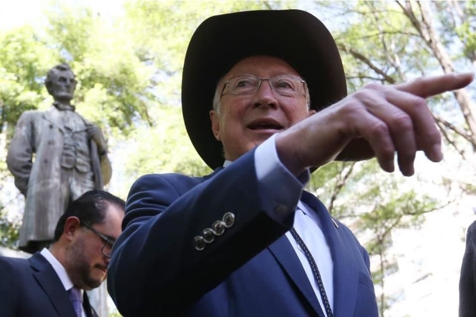 Ken Salazar aseguró que Estados Unidos tiene mucha confianza en el Ejército mexicano.