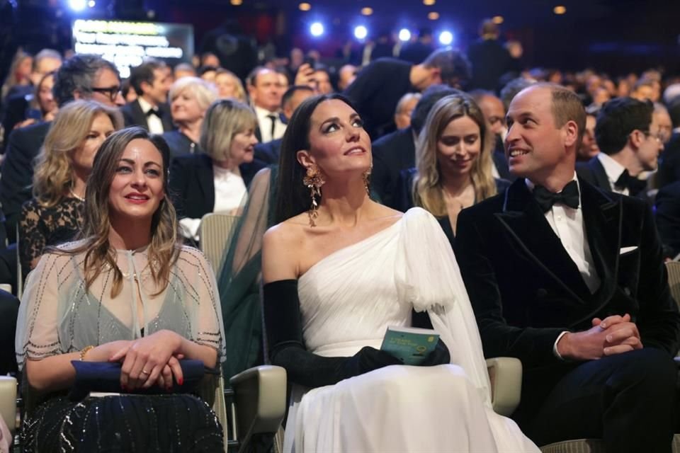 El príncipe Guillermo, derecha, y Catalina, la Princesa de Gales en la 76a entrega de los Premios BAFTA de la Academia Británica de Cine, en Londres.