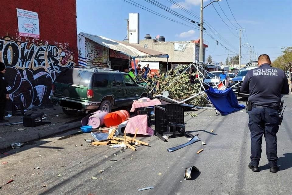 Un sujeto fue detenido en Tlajomulco, pues iba en una camioneta robada y al intentar huir embistió a varias personas en un puesto de comida.