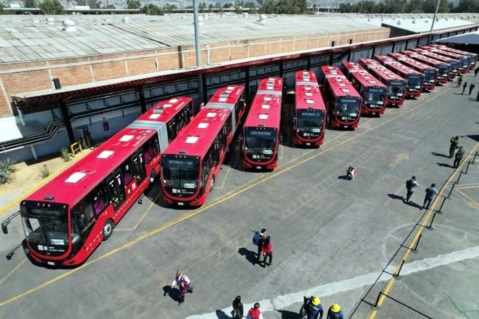 Autoridades señalaron que con los nuevos vehículos eléctricos se busca mejorar el transporte público y disminuir contaminantes.