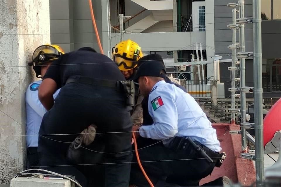 Al final, un rescatista de la Dirección de Protección Civil y Bomberos de Guadalajara aprovechó una distracción de la mujer y la sujetó del pie hasta derribarla y ponerla a salvo.