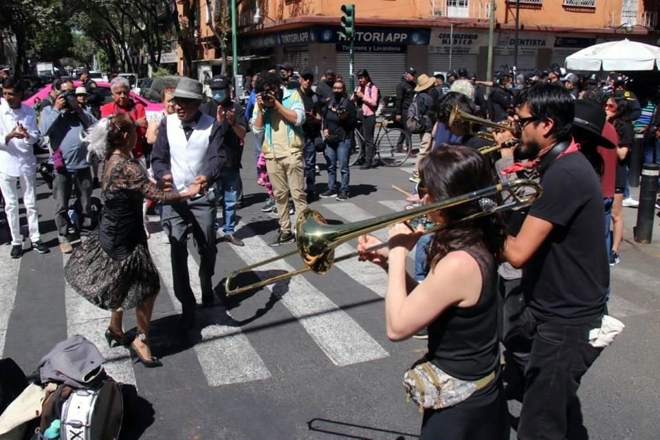 La librería que resguardó a vecinos afectados durante la protesta en Santa María de la Ribera recibieron una  inspección de la Alcaldía Cuauhtémoc.