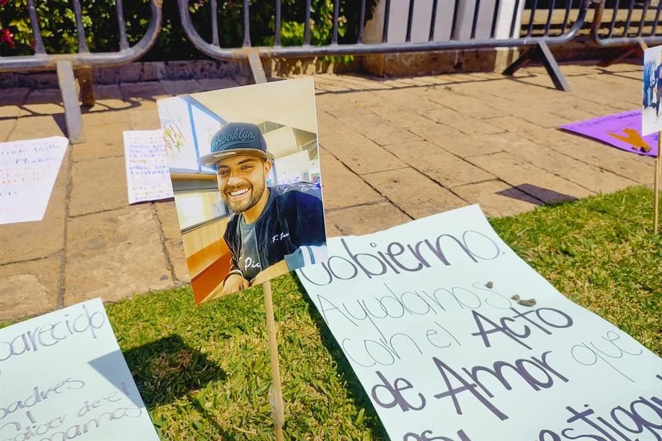 Familiares y amigos de Hugo César Garrido Valle y Javier Gutiérrez Madero se manifiestan afuera de Casa Jalisco, donde colocaron pancartas y fotografías de los desaparecidos.