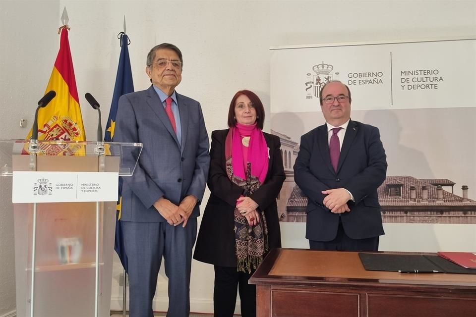 Sergio Ramírez, Marisol Schulz y Miquel Iceta i Llorens, en la firma de convenio de colaboración entre la FIL y el Gobierno de España.