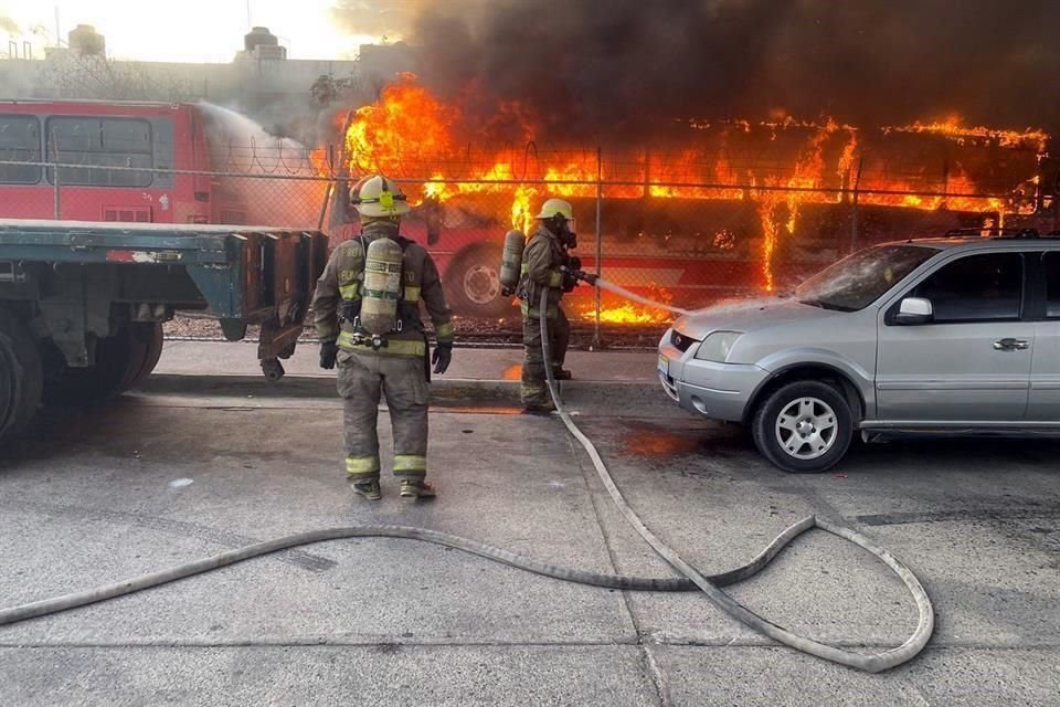 Seis camiones del Siteur se quemaron hoy durante en un incendio registrado en un terreno en la Colonia Aldama Tetlán.