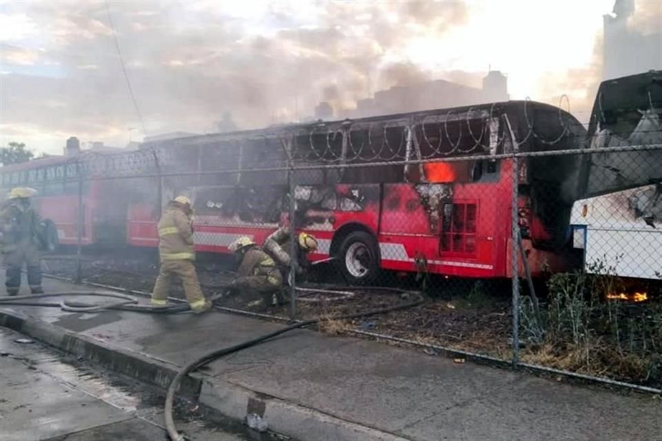 Seis camiones del Siteur se quemaron hoy durante en un incendio registrado en un terreno en la Colonia Aldama Tetlán.