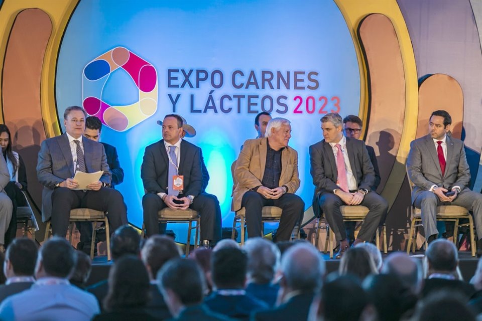 Juan Cortina (izq. a der.), del CNA; Ernesto Hermosillo, del Comecarne; Víctor Villalobos, Secretario de Agricultura y Desarrollo Rural; Iván Rivas, Secretario de Desarrollo Económico del Gobierno de NL, y José Abugaber, de la Concamin, en la inauguración de la Expo Carnes y Lácteos.