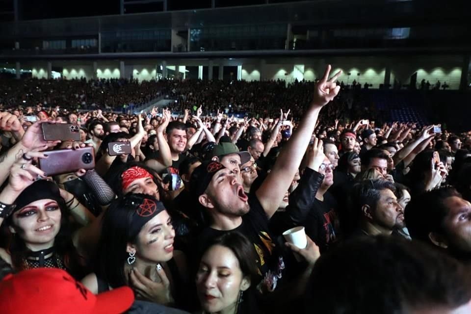 En pleno martes, el Estadio de los Borregos se convirtió en un palacio donde los sonidos estridentes aceleraron el ritmo cardiaco de 19 mil asistentes (cifra oficial) que vibraron con The World Tour.