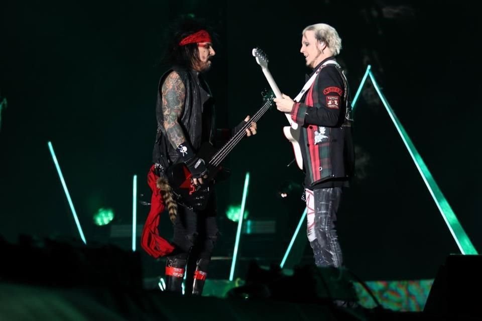 Puntual a su cita llegó Mötley Crüe a las 20:04 horas cargado de éxitos que fueron coreados por la multitud que en su mayoría fueron adultos.