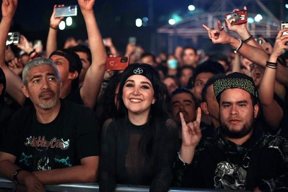 Como si se tratase de un ritual, el público vistió de negro para venerar a sus ídolos del glam que comenzó su historia en 1981 en Los Ángeles, California.