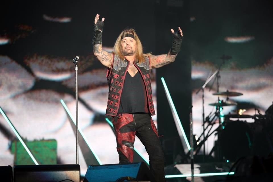 Vince Neil (foto/vocalista), Tommy Lee (baterista), Nikki Sixx (bajista) y John 5 (guitarrista) fueron un gran espectáculo y más aún al escucharlos porque a más de cuatro décadas conservan su esencia.