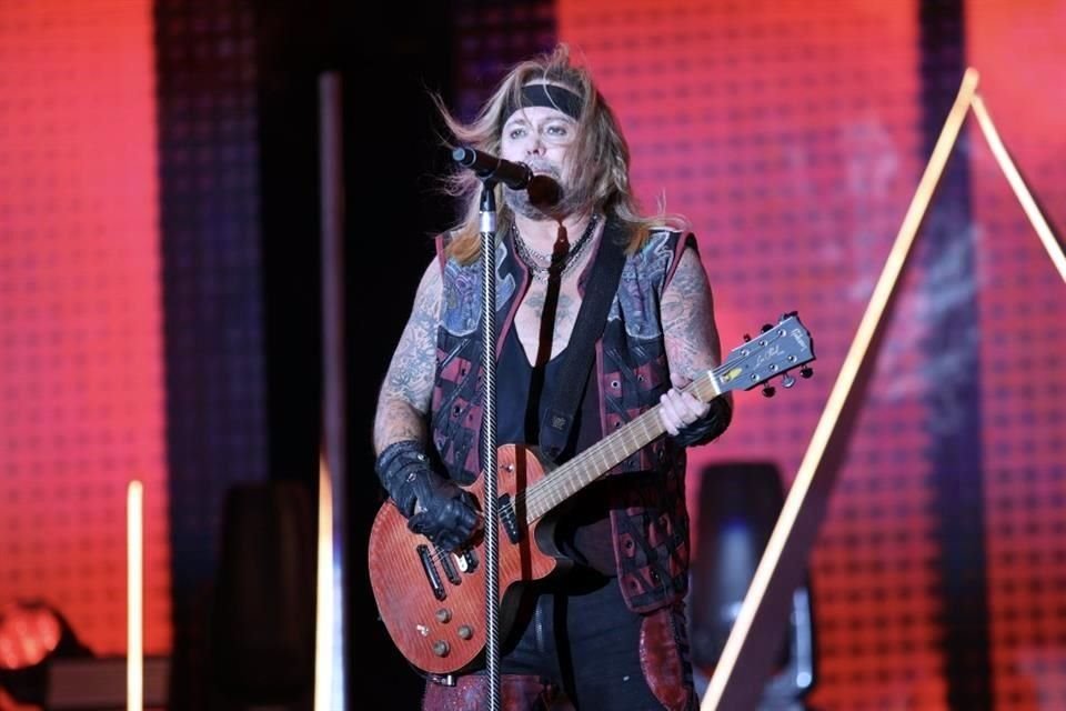No pudo faltar 'The Dirt', tema que da título a la película que retrata la vida de la banda.