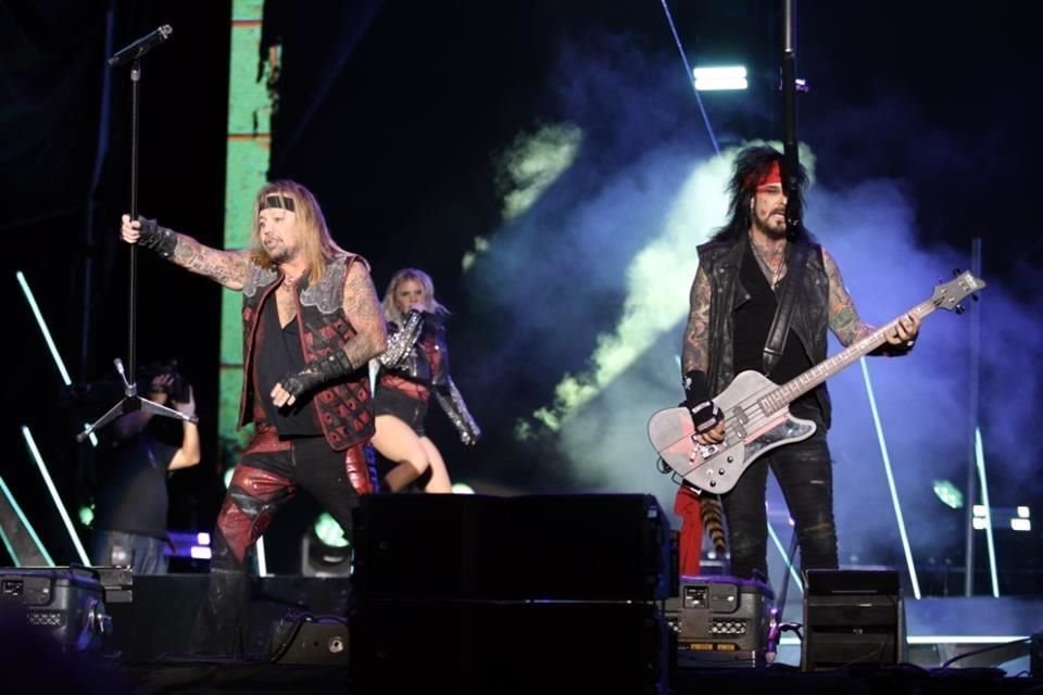 Vince Neil (izq..) y Nikki Sixx, junto a sus compañeros, desataron la locura con sus hits.