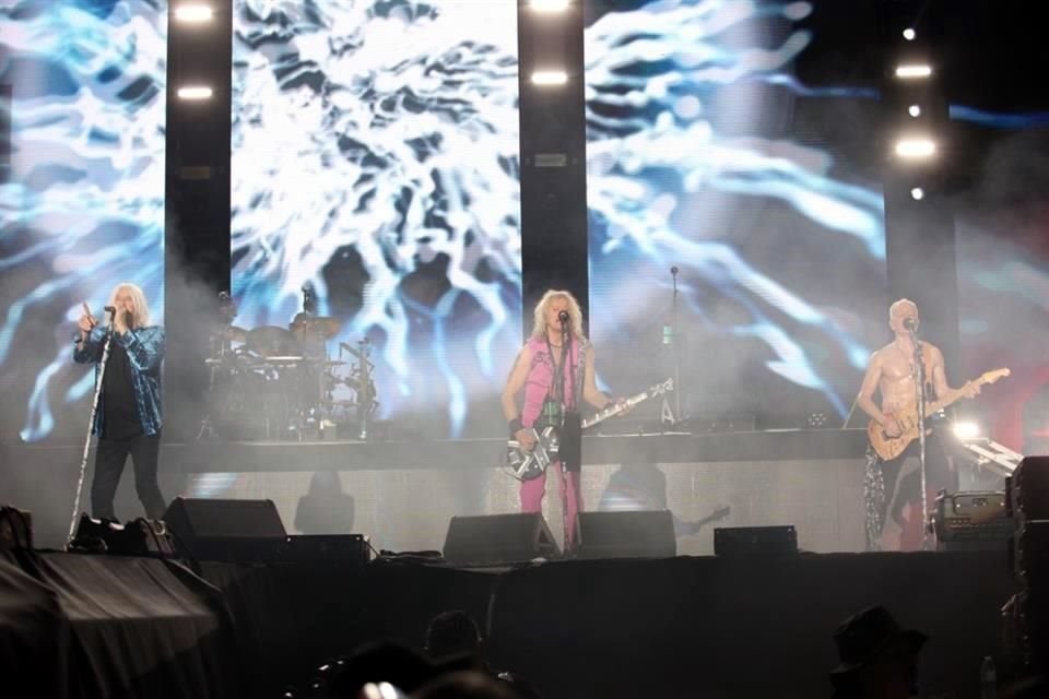 Las siete pantallas del escenario se encendieron y el sonido de Def Leppard retumbó con potencia al apoderarse del entarimado para sacar la casta en este duelo rockero.