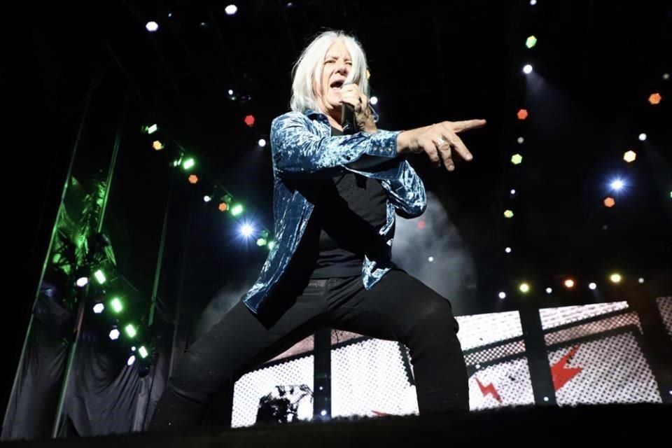 Llamó la atención que Joe, de 63 años, hizo un esfuerzo por comunicarse en español con el publico. Saludó con un 'muchas gracias Monterrey, ¿cómo están?'.
