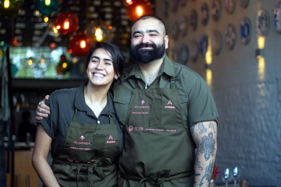 Daniela Soto-Innes (izq.), feliz por la apertura de su propio restaurante Rubra en Punta de Mita, Nayarit, para el que  elaboró un menú a cuatro manos con Francisco Ruano (der.).