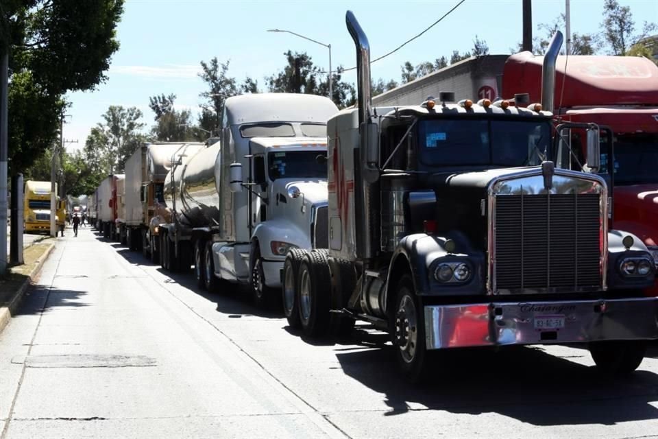 Ante abusos en cobros por remolcar un tráiler siniestrado o descompuesto, transportistas de carga pesada exigen a la SCIT regular tarifas.