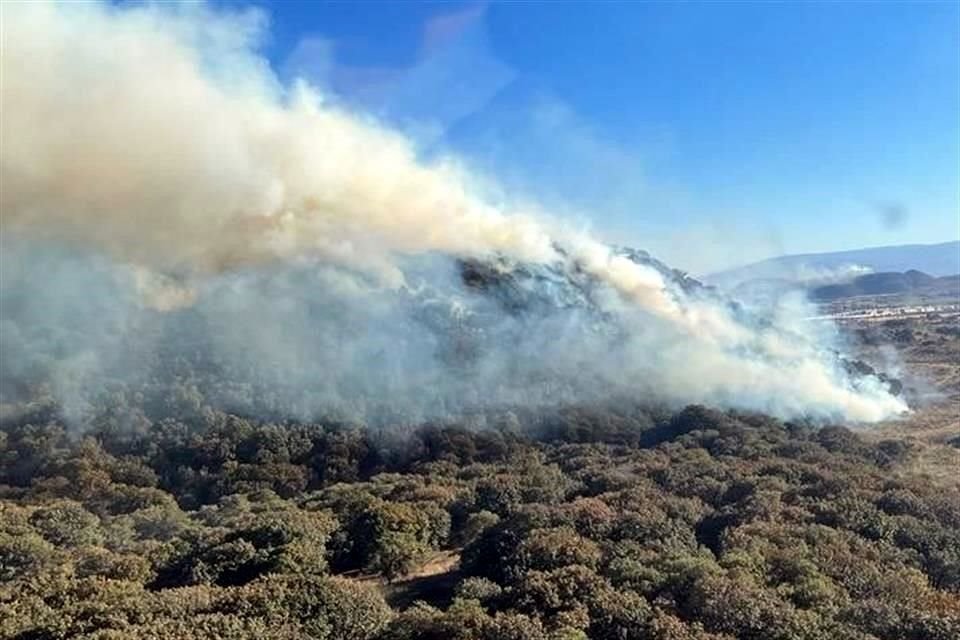 El incendio es atacado con brigadas pie tierra y dos helicópteros, los cuales también hicieron tomas aéreas.